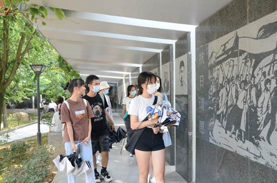 vwin德赢ac米兰官方网学生第二党支部组织参观浙大西迁纪念广场